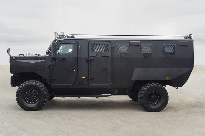 Đáng chú ý khi xe được bọc bởi lớp vỏ có thể chống đạn ở cấp độ 7 cùng khả năng đa dụng vượt qua mọi loại địa hình và thời tiết.