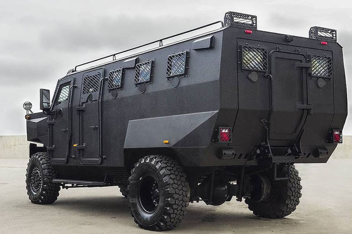 Chiếc xe cấp cứu bọc thép, chống đạn này có ngoại hình khá vuông vức và góc cạnh như một boong ke bằng thép di động, ngay cả các cửa sổ và đèn của chiếc xe cũng đều được gia cố bằng các tấm lưới.