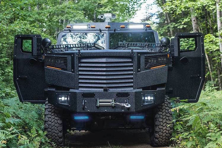 Chiếc xe quái vật hàng khủng này nặng gần 15 tấn là động cơ diesel 6 xy-lanh thẳng hàng, có thể sản sinh công suất 330 mã lực và mô-men xoắn cực đại lên đến 1.286 Nm. Động cơ này giúp Inkas Superior APC/AMEV đạt tốc độ tối đa khoảng 130 km/h.