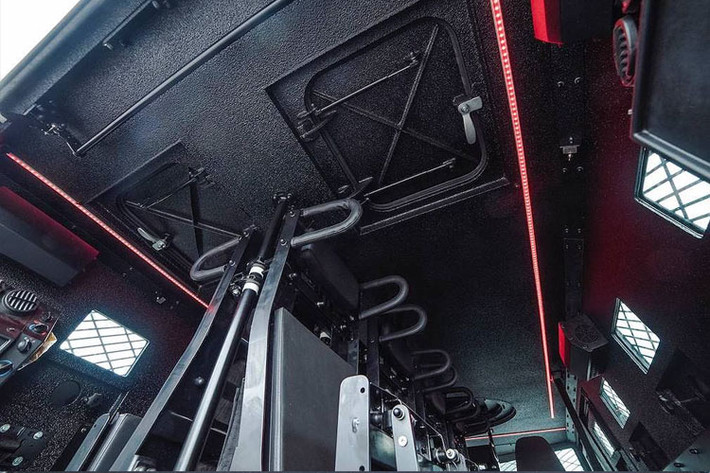 Cabin sau cấu trúc dạng module của chiếc xe cũng cho phép các tổ chức có thể lắp thêm những trang bị đặc chủng.