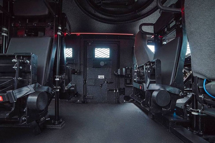 Các chi tiết vỏ xe cũng bằng vật liệu chống đạn khác nhau, khiến Inkas Superior có mức chống đạn tối đa đạt cấp độ 7 - chịu được đạn từ súng trường 7,62mm. Chiếc xe bọc thép này có thể vận chuyển tối đa 14 người khỏe mạnh và khi cần di tản y tế, các hàng ghế được xếp lại đủ chỗ cho 2 người khỏe mạnh và 6 người bị thương.