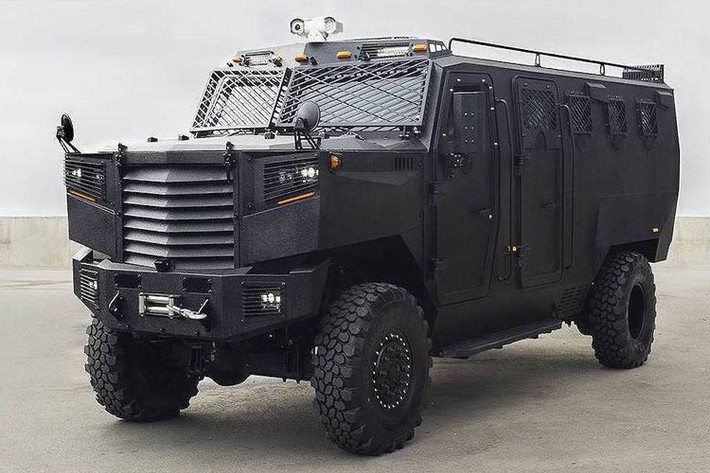 Inkas Superior APC/AMEV có 2 phiên bản, được thiết kế cho các mục đích sử dụng khác nhau. APC là chữ viết tắt của Armored Personnel Carrier - Phương tiện chuyên chở nhân sự bọc thép và AMEV nghĩa là Armored Medical Evacuation Vehicle - Phương tiện y tế cứu hộ bọc thép