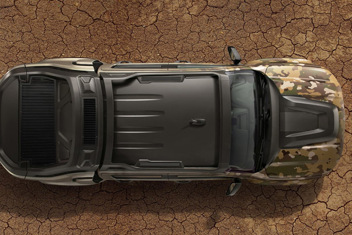 Ngoại thất chiếc xe bao bọcbằng một lớp vỏ chế tạo từ sợi carbon Kevlar.