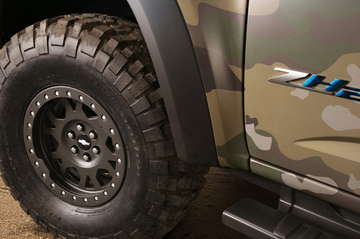 Colorado ZH2 được trang bị bộ lốp chuyên dụng kích cỡ 37 inch và sử dụng hệ thống treo được biến đổi đặc biệt để áp dụng cho quân đội Mỹ, nơi đang tìm kiếm mức độ khả thi của phương tiện chạy hydro trong lĩnh vực quân sự...