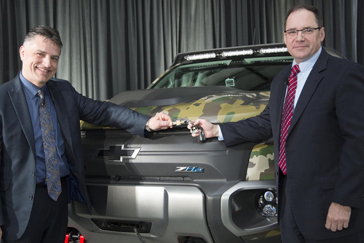 Tập đoàn xe ôtô GM đã chọn Thiếu tướng John Charlton làm chủ tịch GM Defense LLC, một chi nhánh tại Washington DC tập trung phát triển và sản xuất xe cho Lầu Năm Góc.