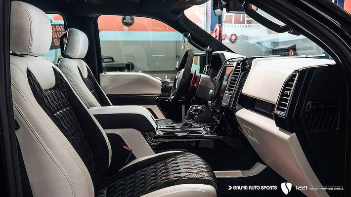 Đi vào bên trong xe, điều khiến ai ai cũng phải ngỡ ngàng đó là trang bị nội thất cao cấp bậc nhất được trang bị cho bản độ F150 Raptor S này.