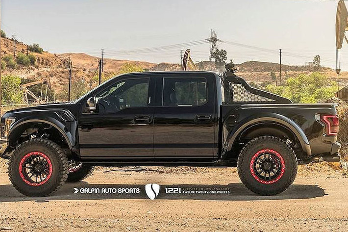 F-150 Raptor được thiết kế bộ widebody với những vòm bánh vuông vức hoàn toàn mới. Chính điều này đã khiến không gian bên ngoài xe thoáng đãng hơn để thuận tiện cho việc lắp bộ bánh xe với mâm SVIPE.3 20 inch từ 1221 Wheels, kết hợp với lốp gai cỡ lớn. Nằm phía sau các bánh xe là hệ thống phuộc của xe đua địa hình.