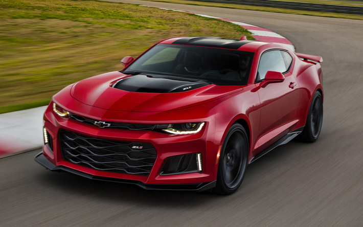 Gía xe Chevrolet Camaro có giá bán chưa đến 40.000 USD. Sức mạnh của xe đến từ bộ động cơ V8 6.2 lít, cho công suất 455 mã lực.