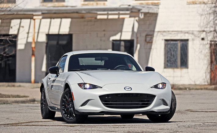 MX-5 Miata phiên bản số sàn có mức giá khởi điểm là 25.295 USD, con số này chỉ nhỉnh hơn một chút ở phiên bản số tự động.