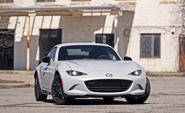 MX-5 Miata phiên bản số sàn có mức giá khởi điểm là 25.295 USD, con số này chỉ nhỉnh hơn một chút ở phiên bản số tự động.