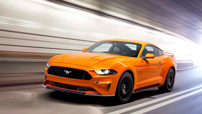 Một trong những mẫu xe coupe thể thao sang trọng có giá khá rẻ đó là Mustang GT. Dù là bản thường hay bản cao cấp cũng chỉ có giá khoảng 40.000 USD được cho là chi ngang bằng giá một chiếc xe sedan Toyota Camry. Xe được trang bị bộ động cơ V8 5.0 lít sản sinh công suất tối đa 460 mã lực.