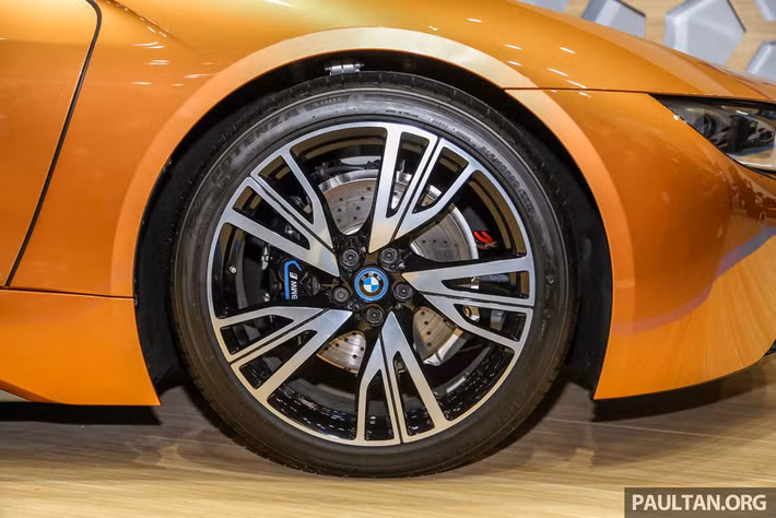 Mâm xe tương đồng với phiên bản i8 xem trước kích thước 20 inch.