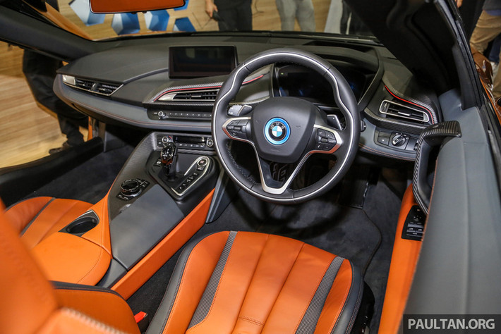 BMW i8 Roadster chỉ có 2 chỗ ngồi, khoang chứa đồ tăng thêm 92 lít nhờ loại bỏ 2 ghế phụ so với kiểu 2+2 trên bản coupe.