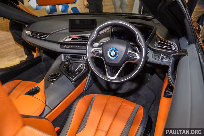 BMW i8 Roadster chỉ có 2 chỗ ngồi, khoang chứa đồ tăng thêm 92 lít nhờ loại bỏ 2 ghế phụ so với kiểu 2+2 trên bản coupe.