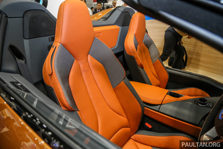 Ghế ngồi bọc da cao cấp, chỉnh điện và nhiều chi tiết làm nội thất được làm từ vật liệu carbon siêu nhẹ...