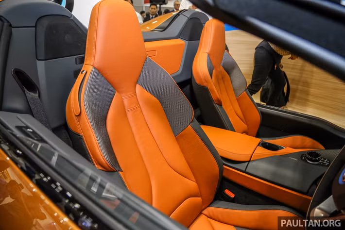 Ghế ngồi bọc da cao cấp, chỉnh điện và nhiều chi tiết làm nội thất được làm từ vật liệu carbon siêu nhẹ...