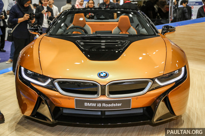 Thiết kế mẫu BMW i8 Roadster 2019 mới không có nhiều khác biệt, ngoài việc trang bị phần mui mềm có thể đóng/mở trong vòng chỉ 15 giây ngay cả khi xe đang di chuyển ở tốc dưới 50km/giờ.