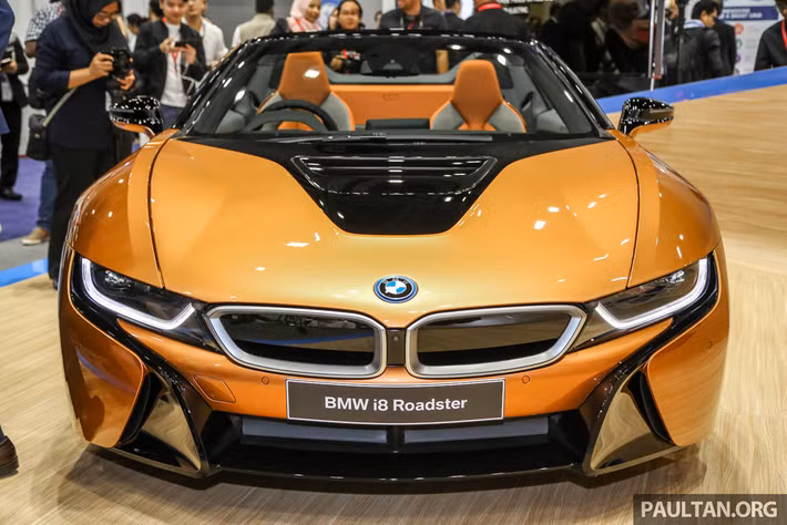 Thiết kế mẫu BMW i8 Roadster 2019 mới không có nhiều khác biệt, ngoài việc trang bị phần mui mềm có thể đóng/mở trong vòng chỉ 15 giây ngay cả khi xe đang di chuyển ở tốc dưới 50km/giờ.