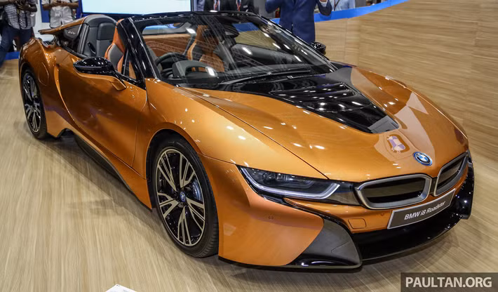 Mới đây, mẫu BMW i8 Roadster mui trần tiếp tục được BMW phân phối tại Malaysia với giá 1,5 triệu ringgit (khoảng 8,5 tỷ đồng). So với phiên bản Coupe từng được bán tại Malaysia, BMW i8 Roadster có giá cao hơn 100.000 ringgit. Mức giá trên đã bao gồm thuế bán hàng và mức giá mới cũng như bao hành 5 năm không giới hạn số dặm, 5 năm miễn phí dịch vụ và 2 năm bảo hành lốp.