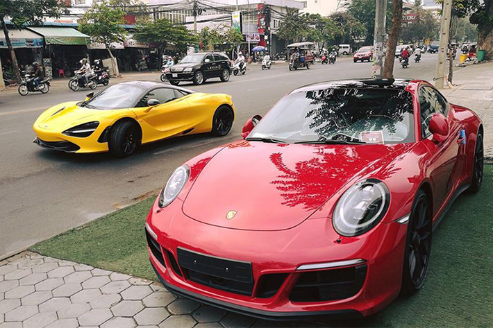 Bên sườn xe là bộ cửa cánh bướm quen thuộc của hãng siêu xe McLaren đình đám Anh quốc. Cửa cánh bướm giúp cho việc ra vào khoang nội thất của chiếc McLaren 720S trở nên dễ dàng hơn và quan trọng mang đến ngoại hình ấn tượng hơn so với nhiều mẫu xe khác cùng dòng.