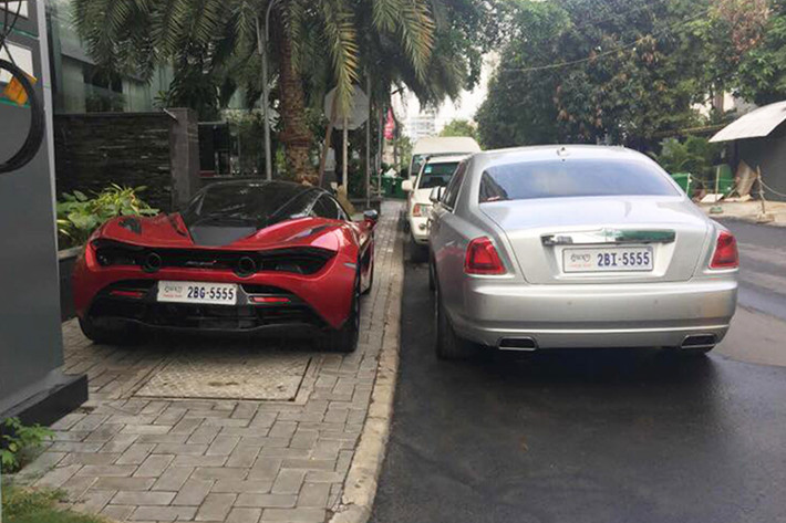 Trước đó, một chiếc siêu xe McLaren 720S màu đỏ mận mang biển số "tứ quý 5" cũng đã xuất hiện trên đường phố Campuchia, điều đặc biệt gây chú ý bởi đây chính là chiếc đầu tiên có mặt tại thị trường Đông Nam Á. Với bộ đôi siêu xe này, đủ thấy độ chơi của các đại gia Campuchia ra sao.