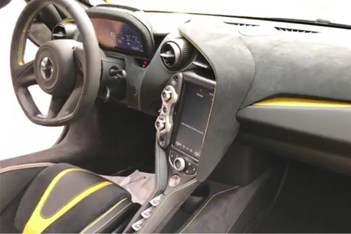 Bên trong khoang lái, chiếc McLaren 720S thứ 2 tại Campuchia có ghế ngồi bọc da Alcantara cao cấp màu đen cùng điểm nhấn là các sọc màu vàng nổi bật. Một số chi tiết nội thất bọc da Alcantara màu đen và các viền trang trí màu vàng "ton sur ton" với ngoại thất xe.
