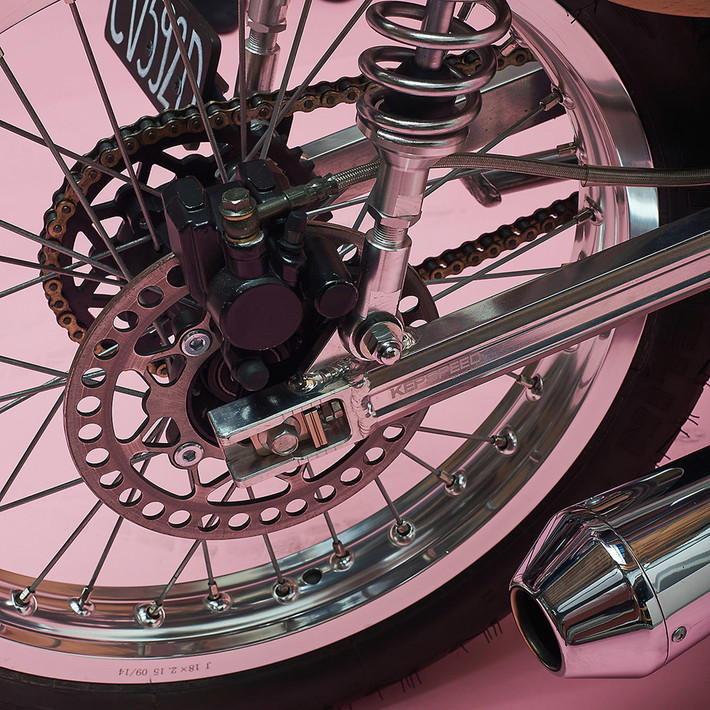 Hộp số 5 cấp nguyên bản của hãng xe máy Honda lắp lên xe được giữ lại tuy nhiên cụm ống xả đã thay mới bằng linh kiện của ID Vintage.