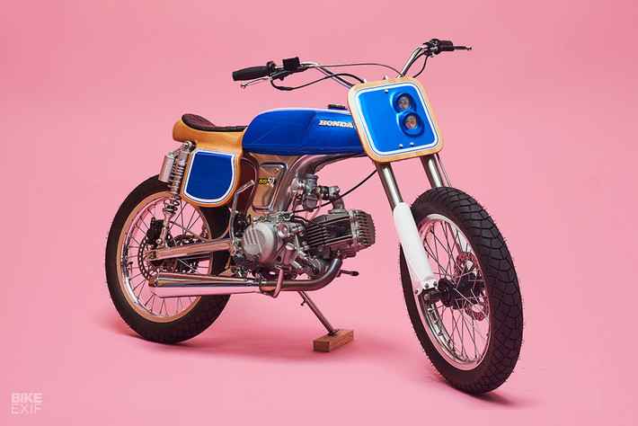 Mẫu độ được thực hiện tại Biarritz (Pháp), là quê hương của lễ hội môtô Wheels & Waves. Chiếc xe tí hon Honda SS50 này được đặt tên "Ngựa hoang" với phong cách đầy chất chơi, cá tính.