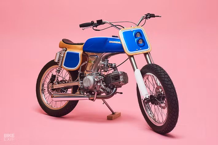 Mẫu độ được thực hiện tại Biarritz (Pháp), là quê hương của lễ hội môtô Wheels &amp; Waves. Chiếc xe tí hon Honda SS50 này được đặt tên "Ngựa hoang" với phong cách đầy chất chơi, cá tính.