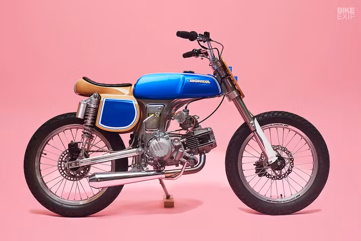 Trong đó có bộ gắp sau của xe. Hãng độ dùng gắp sau dành cho xe cub và chế lại để phù hợp với mẫu xe này. Khung xe đã được cắt ngắn bớt và phủ màu crôm bóng bởi nghệ nhân Jerome Lopez từ cơ sở Colorside.