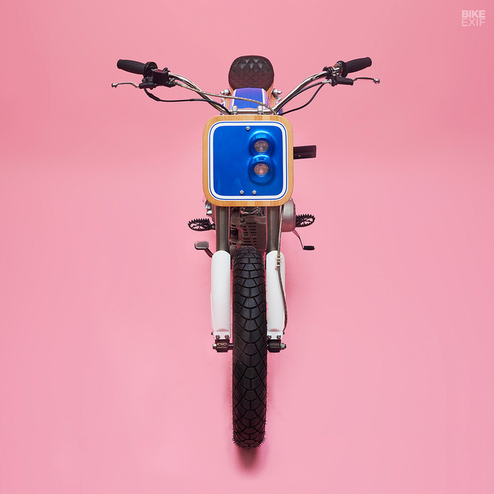 Điểm đặc biệt trên bản độ Honda SS50 này là nhiều chi tiết được làm bằng gỗ dẻ gai tinh xảo tập trung ở mặt trước xe và phần yên.