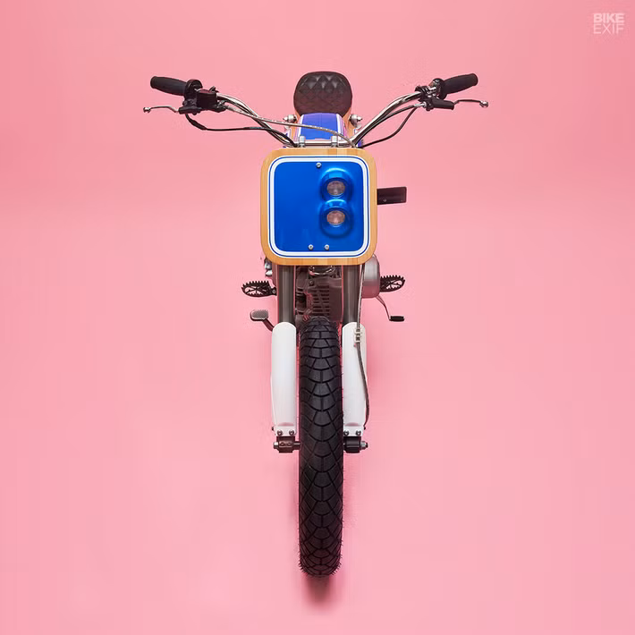 Điểm đặc biệt trên bản độ Honda SS50 này là nhiều chi tiết được làm bằng gỗ dẻ gai tinh xảo tập trung ở mặt trước xe và phần yên.