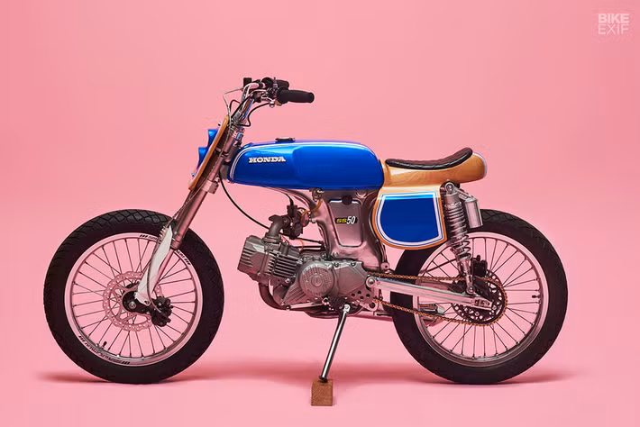 Toàn bộ hệ thống treo được nâng cấp với phuộc trước YCF đi cùng chảng ba tự chế và giảm xóc sau của Kepspeed. Phần bình xăng phía sau được đẩy lên cao nhằm tạo một đường thẳng tắp xuyên suốt.