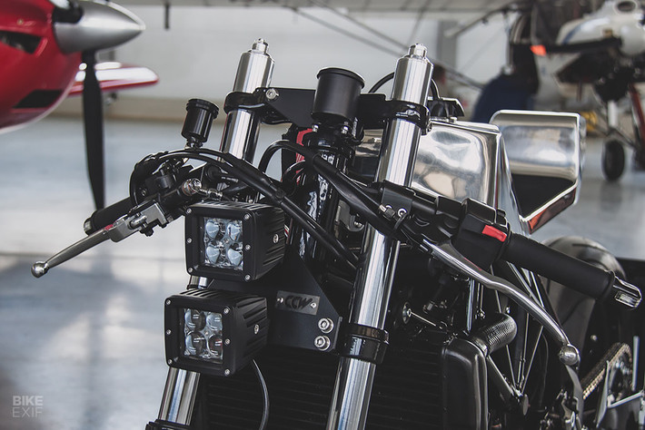 Ivan đã bắt đầu công đoạn xẻ động cơ để mở rộng đường nạp đồng thời thay hàng loạt linh kiện. Sau đó, thay lọc gió mới và chỉnh lại bộ chế hòa khí bằng Dynojet kit.