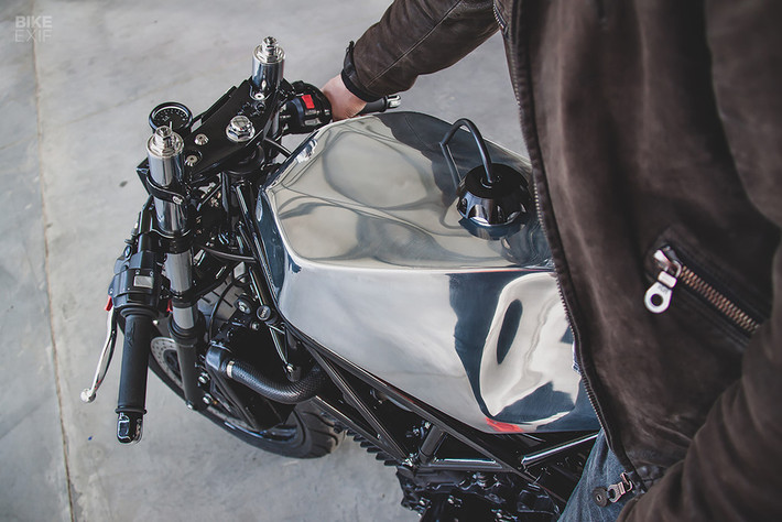 Bình xăng và phần đuôi tái hiện phong cảnh dãy núi đôi Ushba với thung lũng ở giữa.