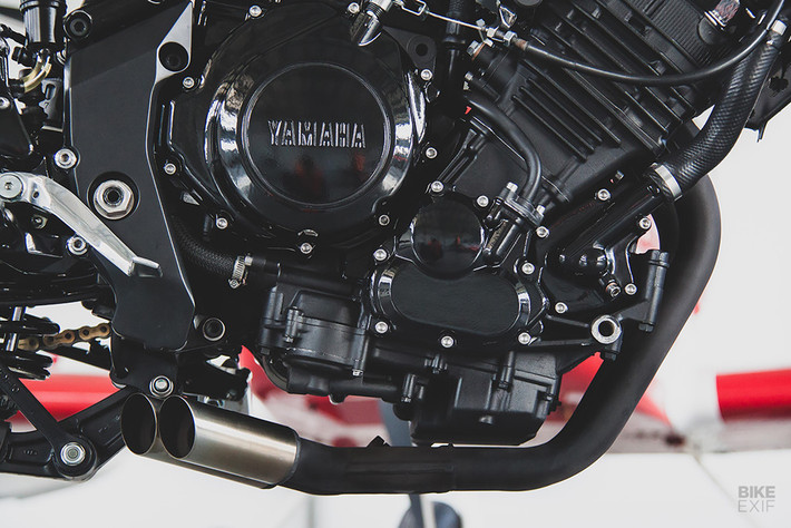 Bơm xăng được dấu bên dưới bình nhiên liệu để mẫu độ gọn gàng nhất có thể. Yên xe dạng đua giúp giảm khối lượng.