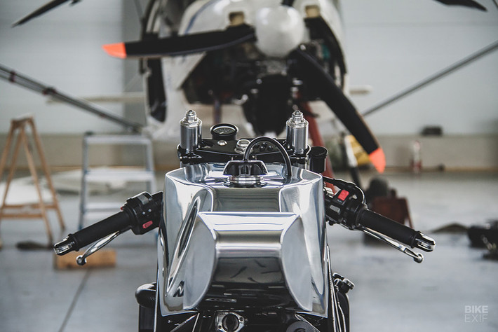 Cặp đèn pha LED được gắn lên cổ xe. Công tơ mét nguyên bản được thay bằng loại đồng hồ đơn nhỏ gọn hơn.