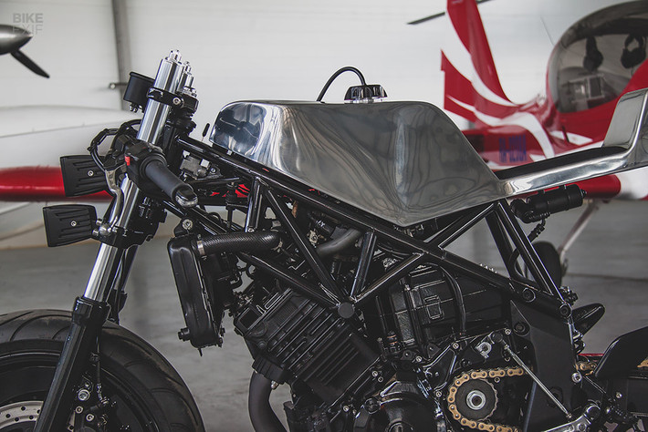 Thay vì chỉ chỉnh sửa khung phụ phía sau theo kế hoạch ban đầu, Ivan đã phải làm lại toàn bộ. Tất cả các chi tiết ở vỏ ngoài đều bị tháo bỏ, để lộ bộ khung trellis.