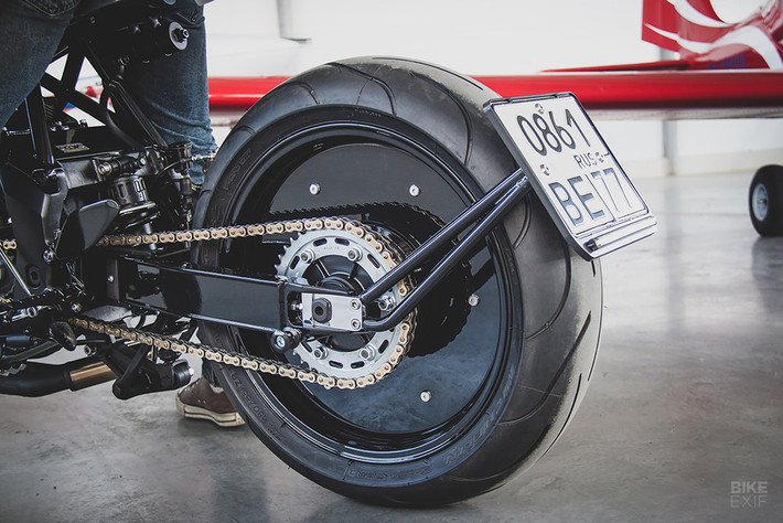 Bộ mâm được ốp bằng những tấm nhôm màu đen giúp chiếc xe thêm nổi bật.