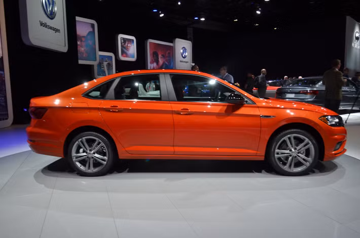 Phiên bản này đi kèm đi kèm hộp số sàn 6 cấp. Các trang bị cơ bản bao gồm đèn pha/đèn hậu LED, mâm xe hợp kim, kết nối Bluetooth, màn hình giải trí cảm ứng 6,5 inch, công nghệ Apple CarPlay, Android Auto và MirrorLink và camera phía sau.