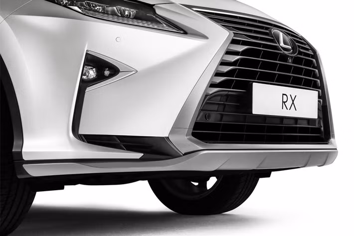 Xe sở hữu thiết kế năng động và mạnh mẽ hơn nhiều. Các phụ kiện bổ sung đáng chú ý khác gồm đèn chào khi mở cửa (với logo Lexus chiếu xuống mặt đất)...