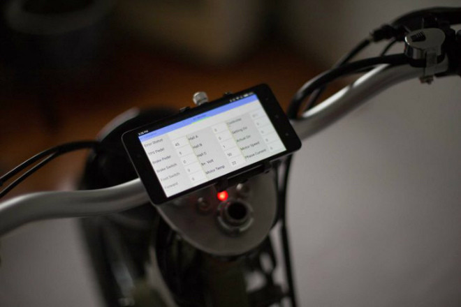 Cụm đồng hồ được thay thế bằng màn hình LED phẳng thoạt nhìn như chiếc smartphone.