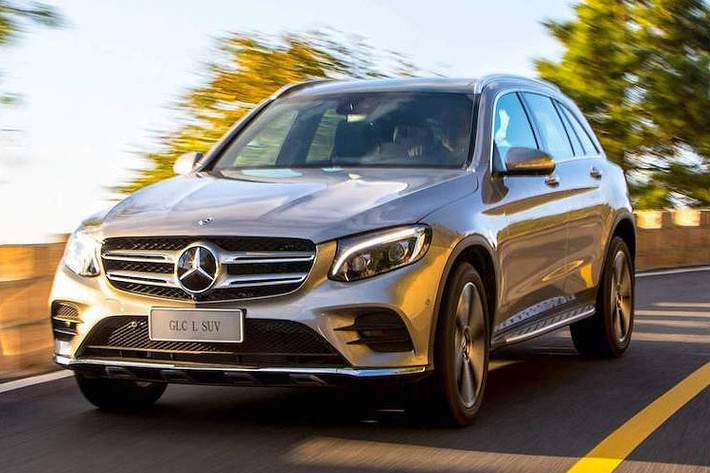 Với trục cơ sở dài hơn 100mm so với bản tiêu chuẩn, mẫu crossover hạng sang Mercedes-Benz GLC L 2019 sẽ có kích thước tương đương với các dòng xe hạng E và cabin rộng rãi hơn.