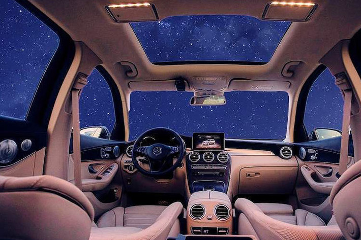 Nội thất sang chảnh với cửa sổ trời toàn cảnh, đáng chú ý mẫu xe này có không gian để chân khá rộng rãi cho những người ngồi sau.