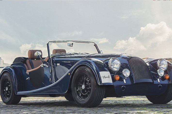 Mẫu xe Morgan Plus4 sẽ có vô lăng bọc da ốp gỗ Moto-Lita, nội thất bọc da Yarwood, mui xe làm từ vải mohair, ghế thể thao