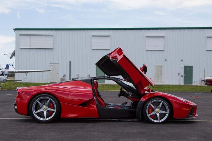 Mới đây, một trong số ít những siêu xe Ferrari LaFerrari màu đỏ rosso trên thế giới đang được rao bán trên mạng xã hội. Chiếc xe này có màu đỏ, thuộc đời 2015 ở một đại lý tại bang Florida với giá thầu 3,125 triệu USD (khoảng 72,74 tỷ đồng).