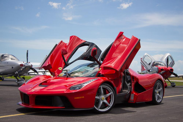 Ra mắt lần đầu tại triển lãm Geneva năm 2013, siêu xe Ferrari LaFerrari là một trong 3 mẫu xe đại diện cho thế hệ siêu xe mới với hệ động lực xăng - điện hybrid, bên cạnh McLaren P1 và Porsche 918 Spyder. Tên gọi LaFerrari trong tiếng Ý nghĩa là "chiếc Ferrari", mang hàm ý chiếc xe có đầy đủ những đặc tính "định nghĩa" một siêu xe đích thực. 