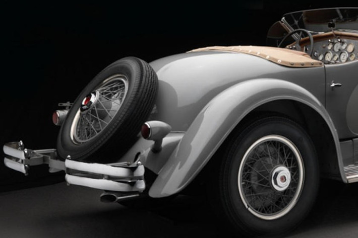 Đuôi xe còn được gắn một mâm dự trù.