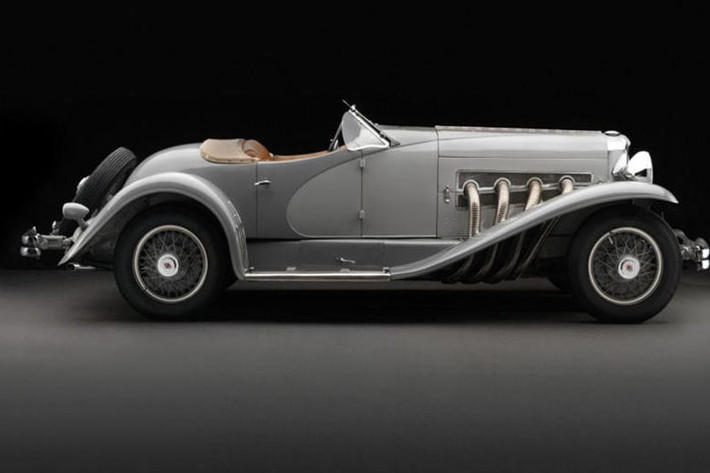 Duesenberg SSJ có thân xe siêu nhẹ do LaGrande sản xuất, trục cơ sở ngắn hơn, tổng trọng lượng xe nhẹ hơn giúp xe đạt tới tốc độ 225 km/h.