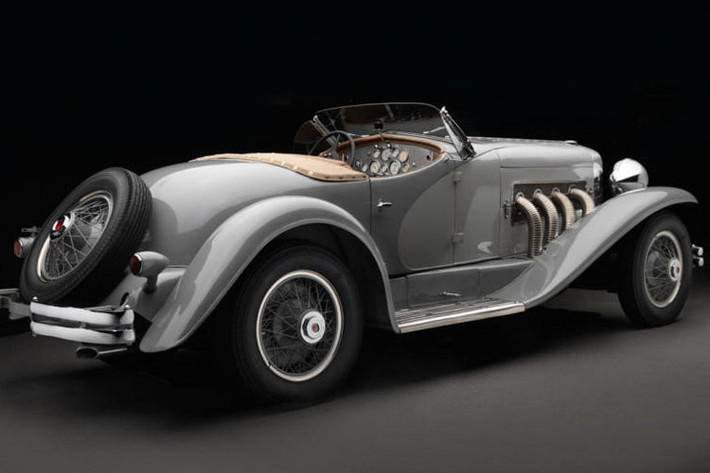 Siêu xe cổ Duesenberg SSJ thuộc sở hữu của diễn viên Duesenberg SSJ đã trở thành mẫu xe Mỹ đắt giá nhất từ trước tới nay. Xe được trang bị động cơ siêu nạp 8 xi lanh thẳng hàng, dung tích 6.9L, mạnh tương đương siêu xe ngày nay dù chỉ đạt công suất 400 mã lực.